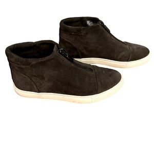 Size 7 1/2 Kenneth Cole shoes. Dark gray color